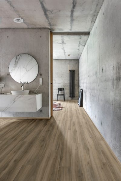 PVC vloer moduleo gelegd door uwvloerafwerking.nl in een luxe badkamer
